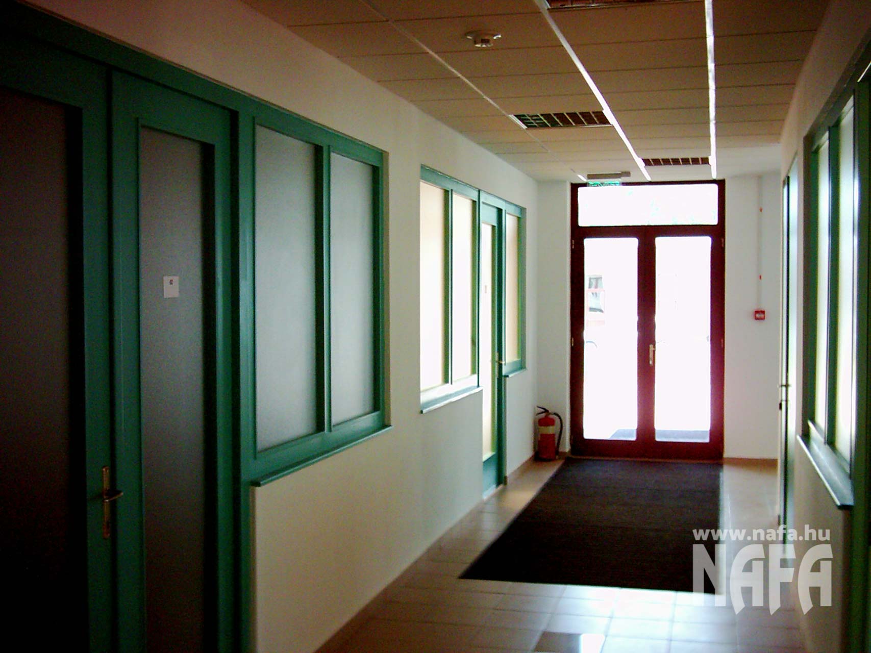 Farost-MDF-üvegfal-belsőajtó-Kaposvár-Irodaház