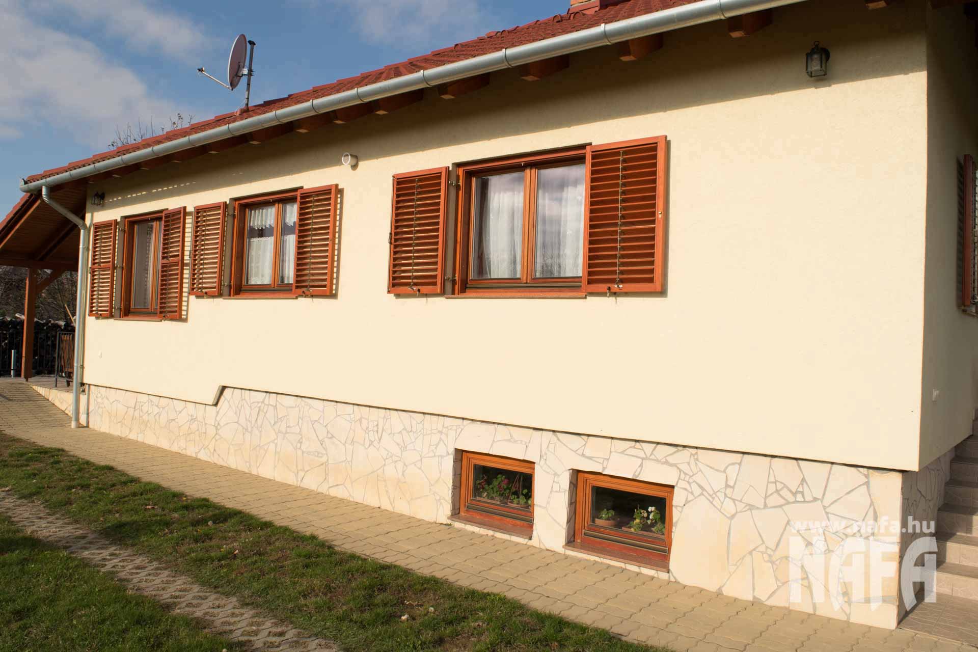 Egyedi festett zsalugáter, fa ablak, Balaton