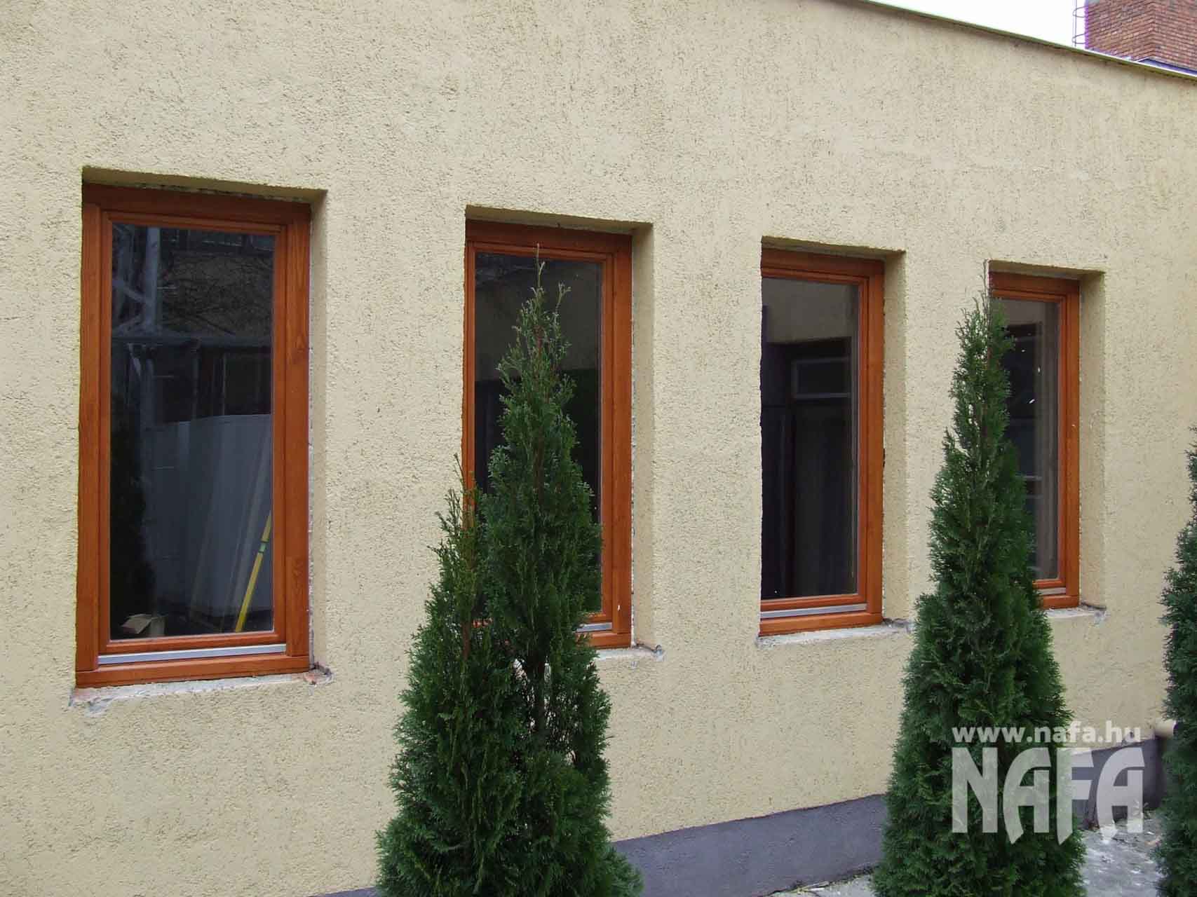 Fa nyílászárók, egyedi festett ablakok, Nagykanizsa Közintézmény