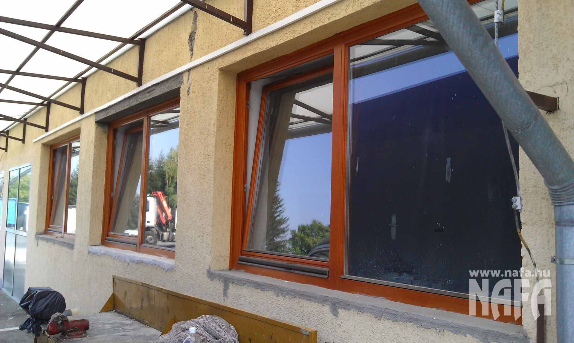 Fa nyílászárók, egyedi festett ablakok, Nagykanizsa Közintézmény
