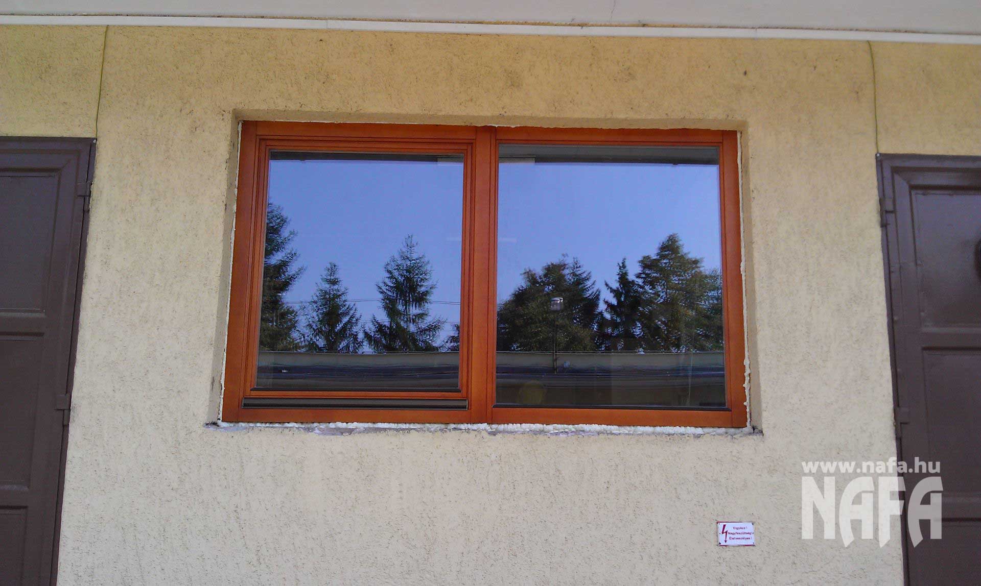 Fa nyílászárók, egyedi festett ablak, Nagykanizsa Közintézmény
