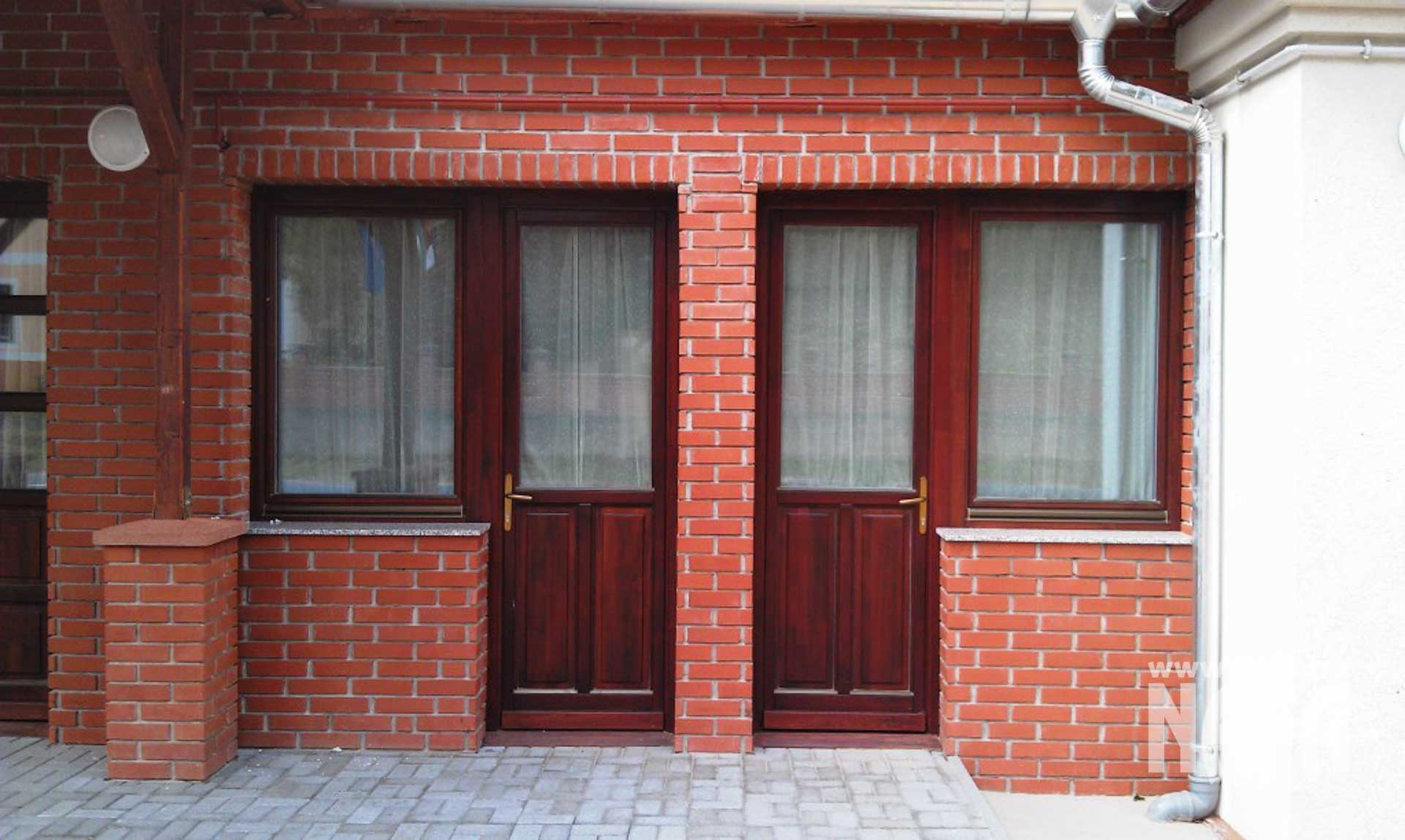 Fa nyílászárók, egyedi festett ablakok és bejáratiajtók, Somogyszob Iskola