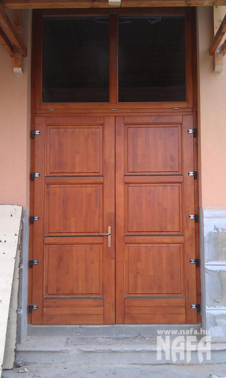 Fa nyílászárók, egyedi festett ablakok és bejáratiajtók, Kaposvár Irodaház