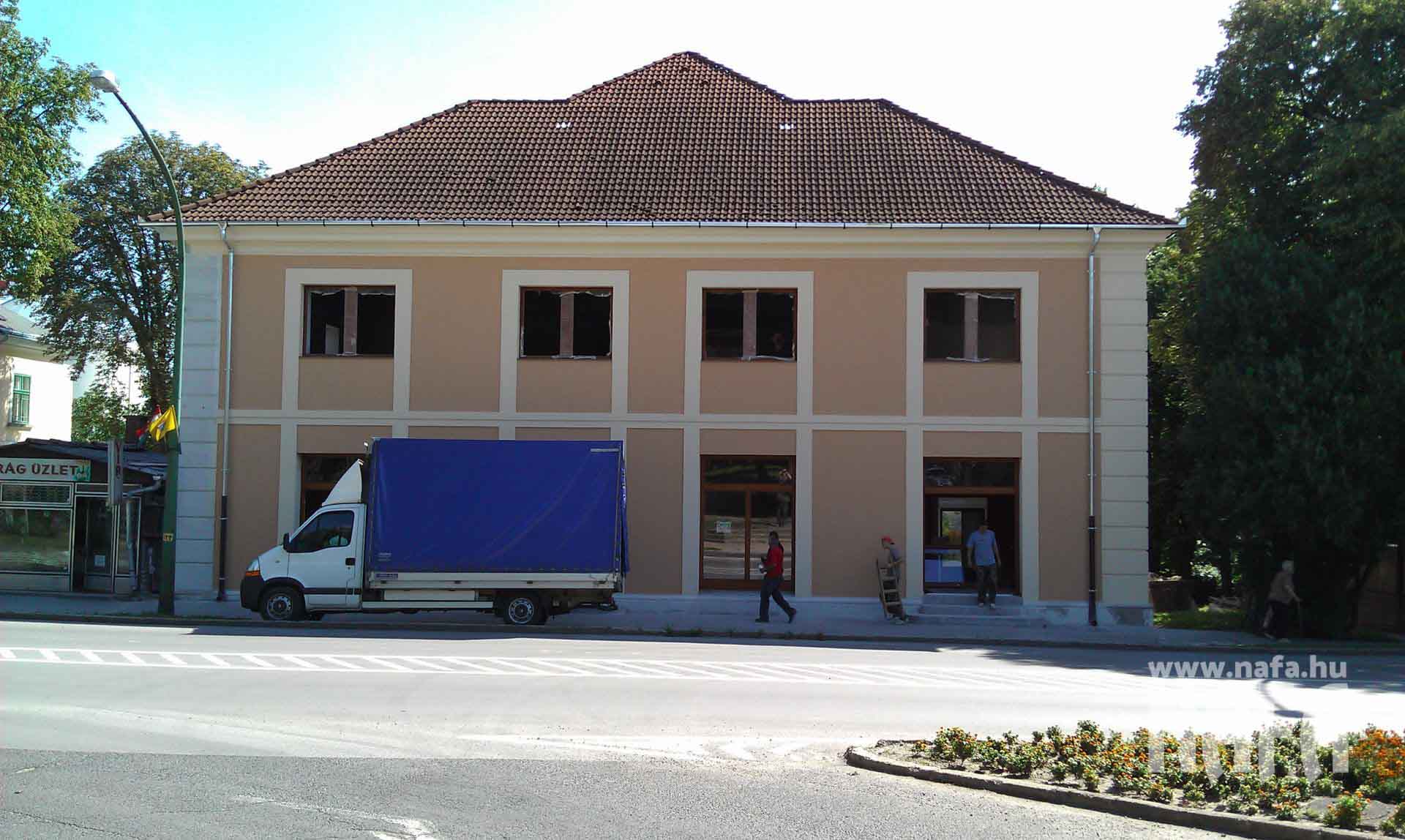 Fa nyílászárók, egyedi festett ablakok és bejáratiajtók, Kaposvár Irodaház