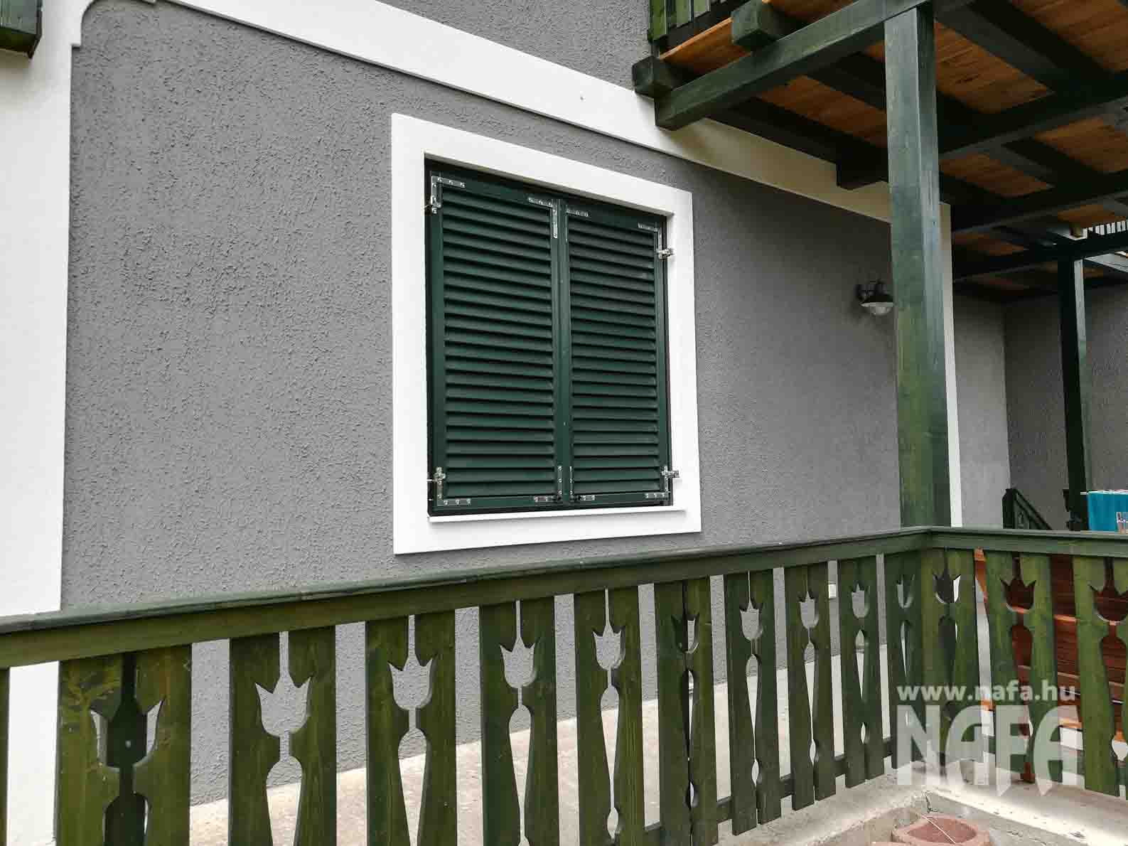 Zöld zsalugáter balkon terasz