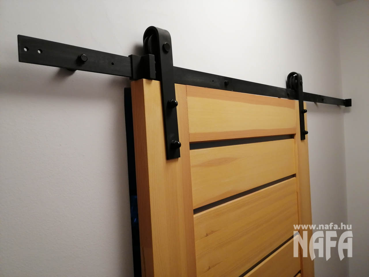 Badacsonytördemic pajtajtó vasalatos toló belsőtéri ajtó