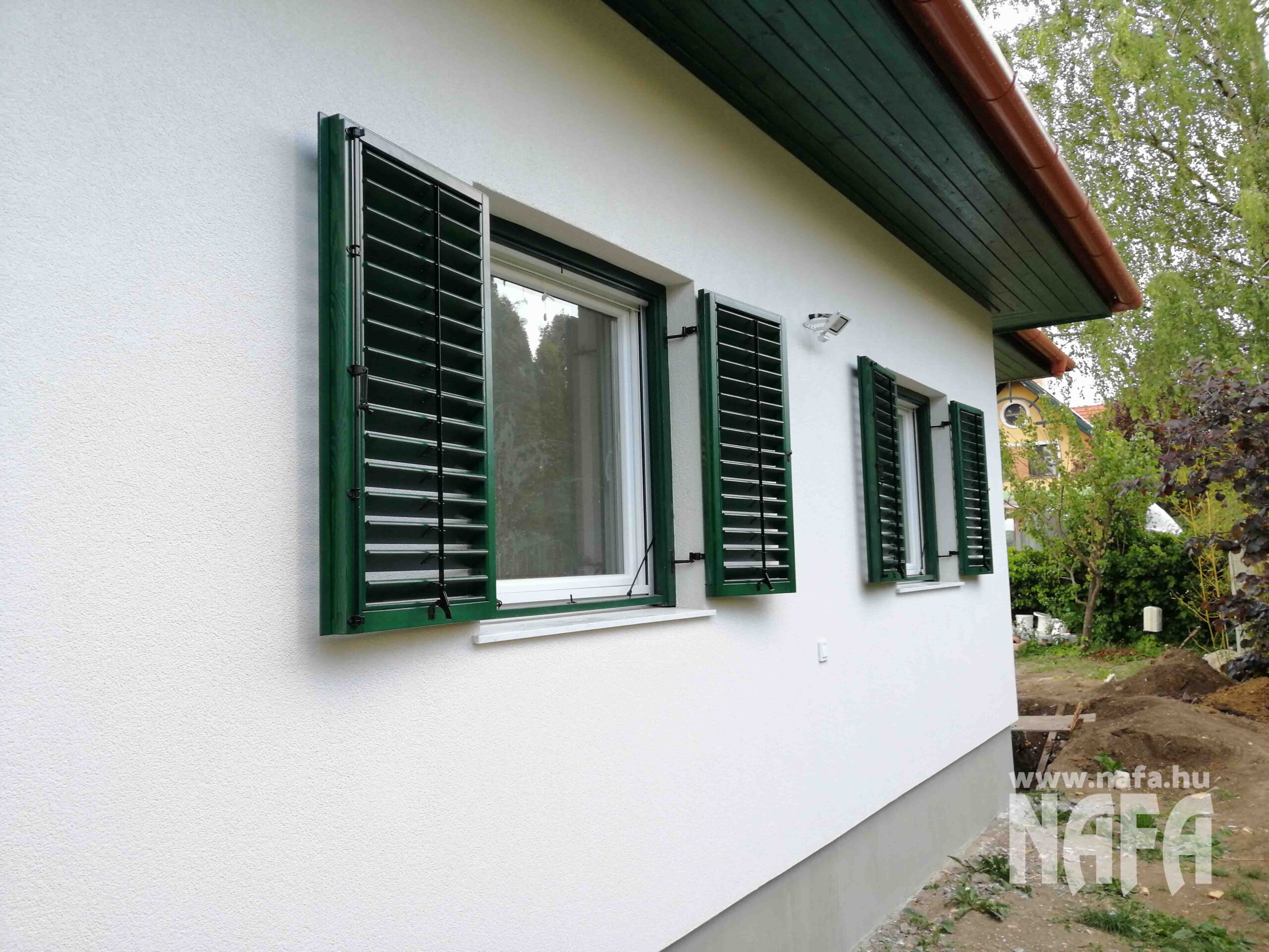 Balatonakarattya sötétzöld zsalugáter mobil rovarhálóval