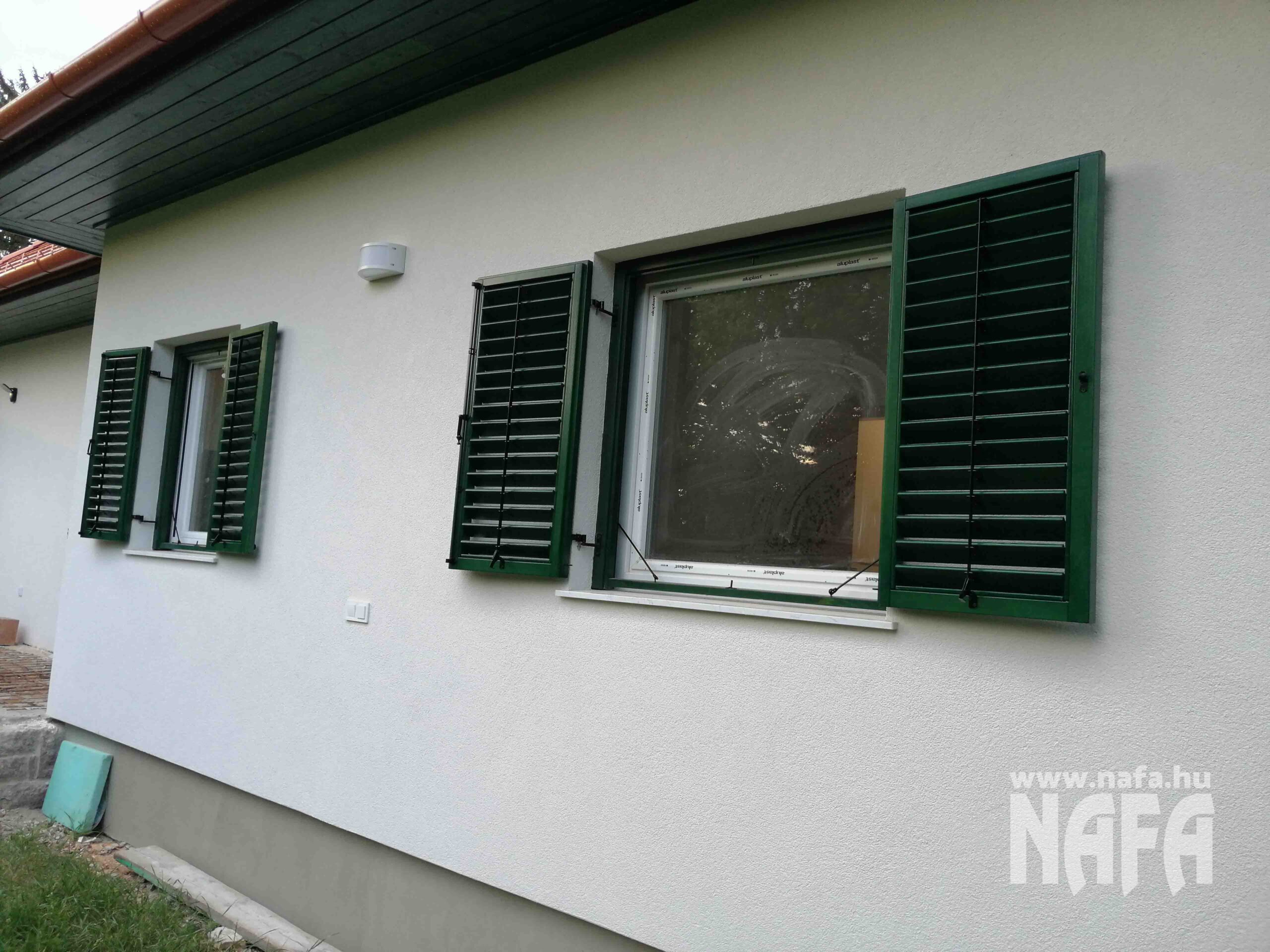 Balatonakarattya veszprém vármegye sötétzöld zsalugáter fehér műanyag ablakokra