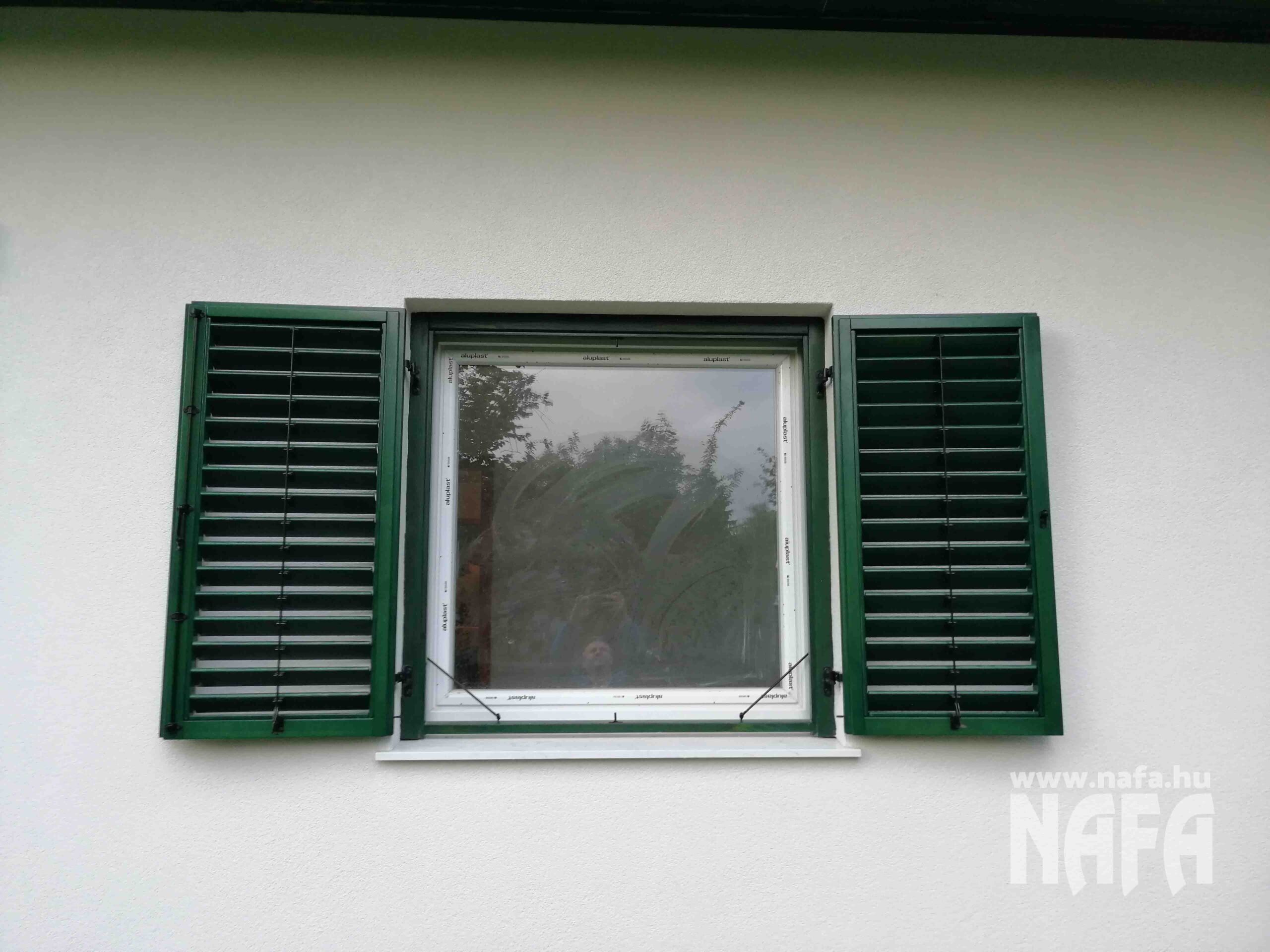 Balatonakarattya veszprém vármegye zöld zsalugáter mozgatható lamellákkal