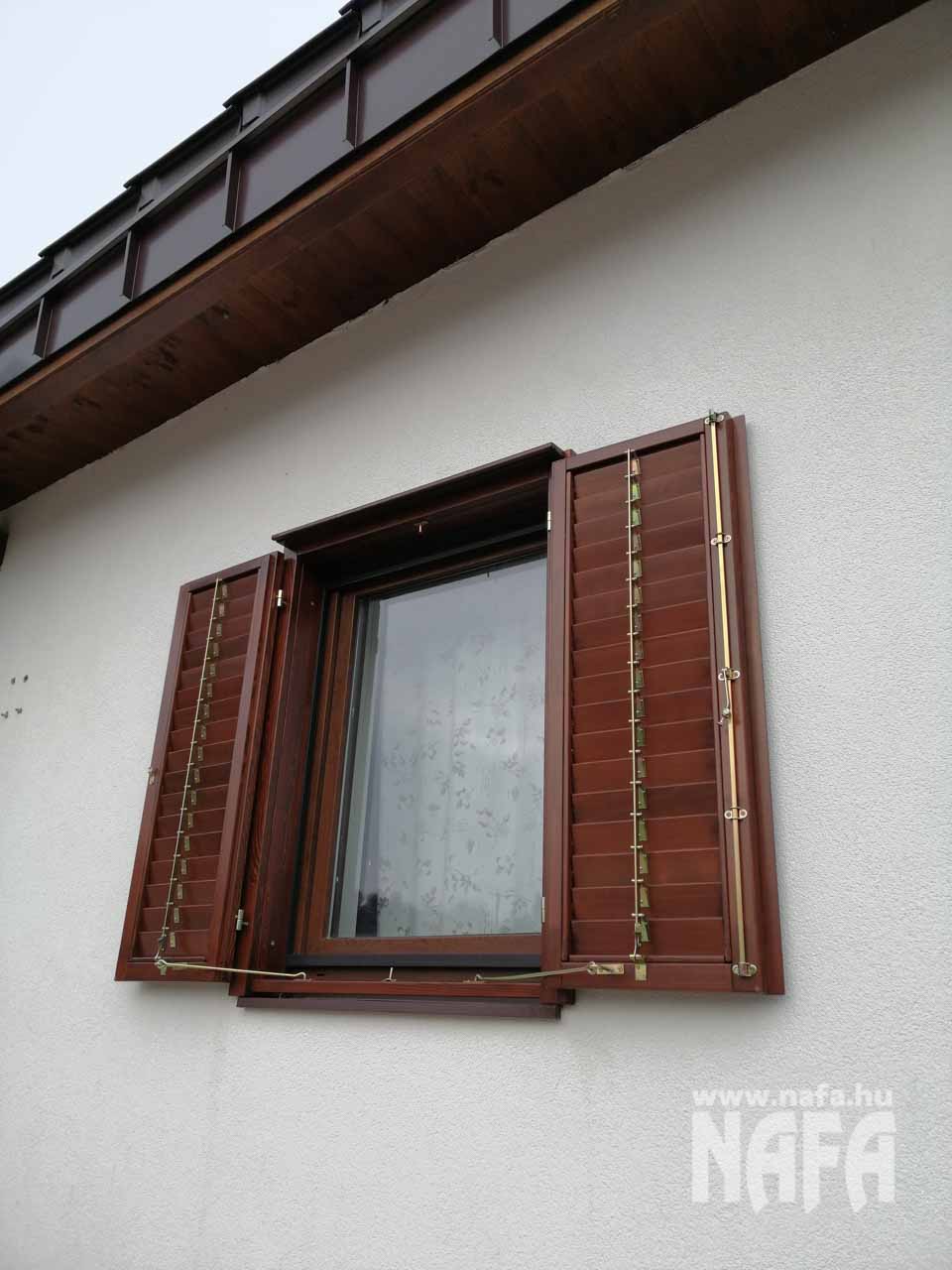 Balatonalmádi lamellás zsalugáter sötétbarna színben