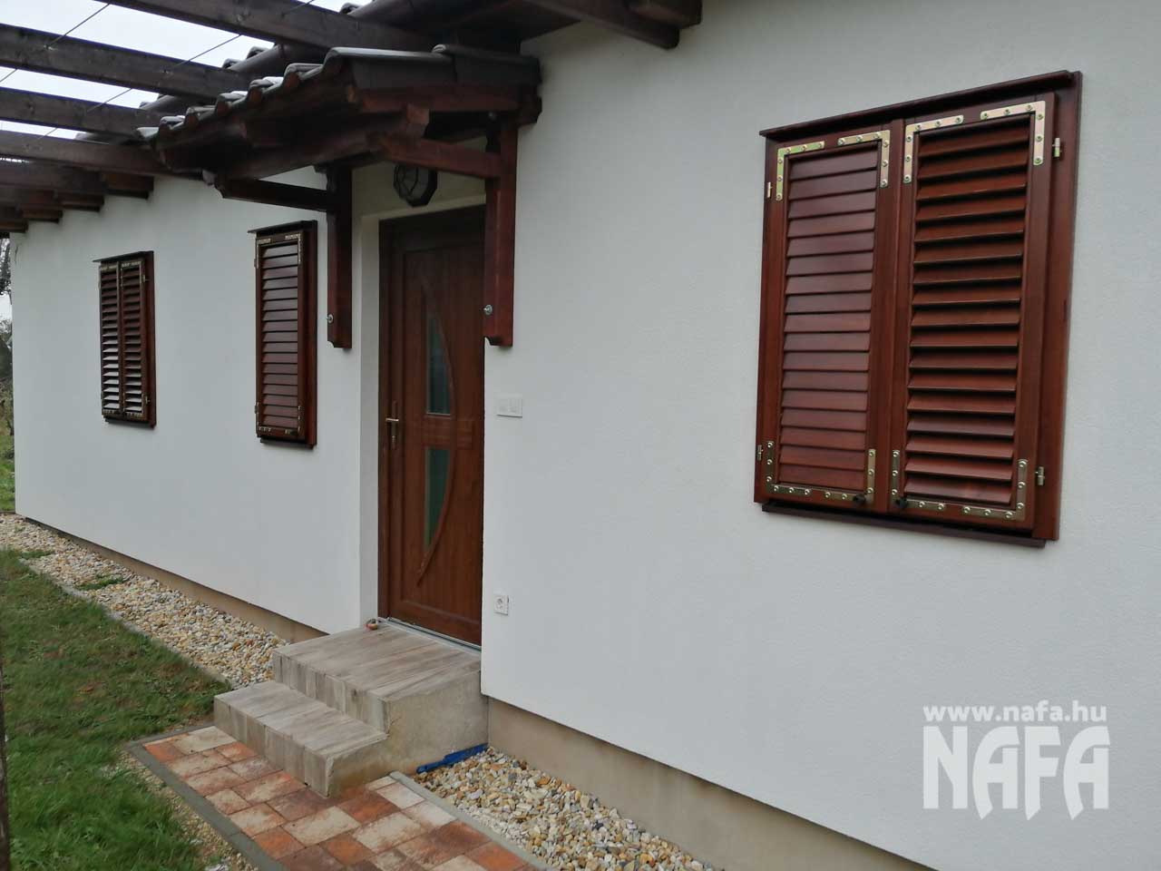 Balatonalmádi zsalugáter sötétbarna színben