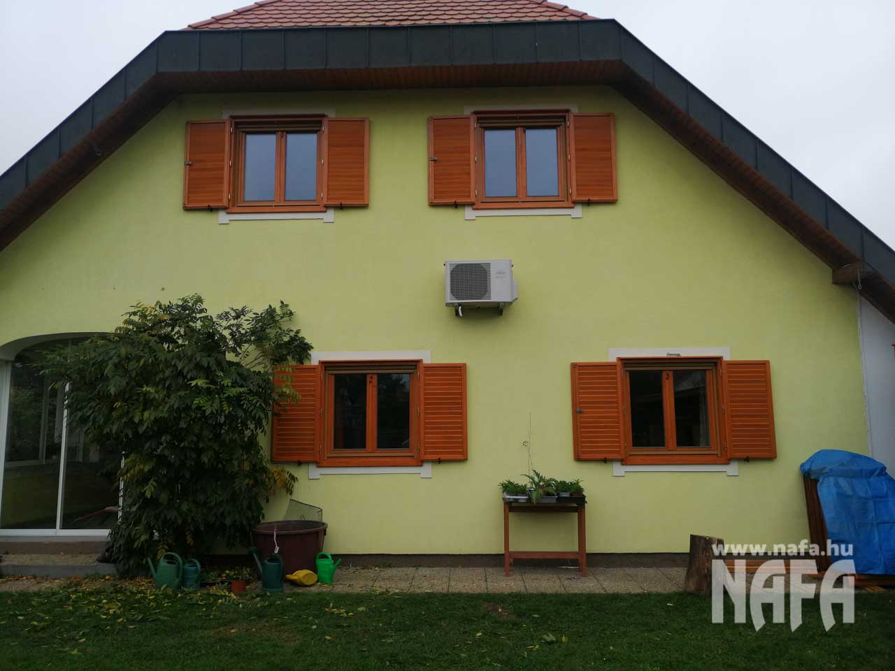 Családiház zsalugáter a Balatonon