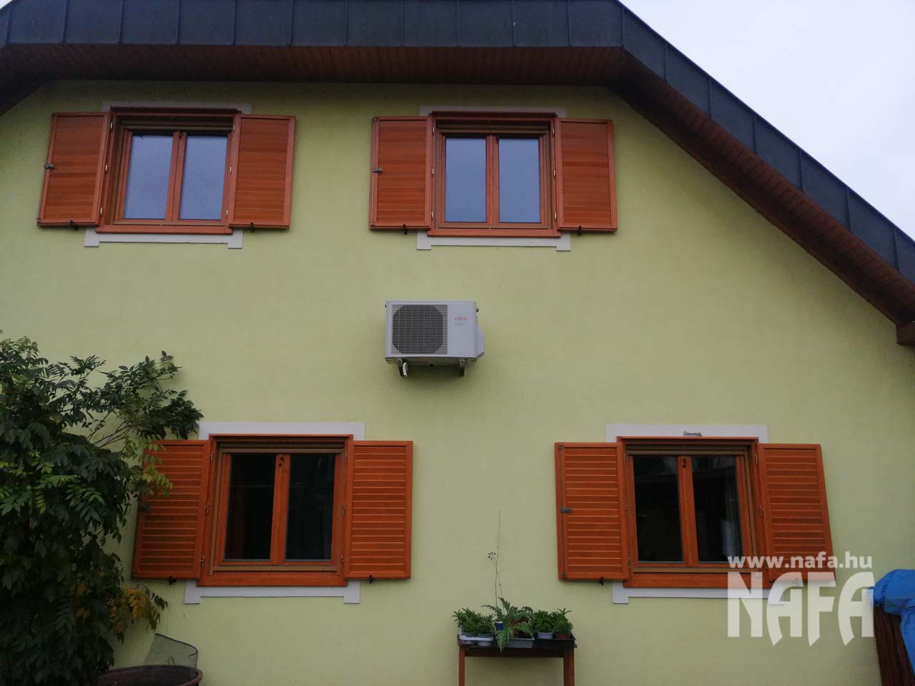 Családiház zsalugáterek beépített rovarhálóval