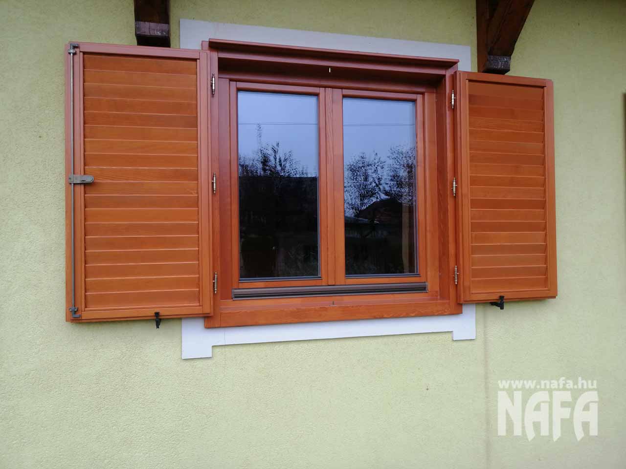 Családiház zsalugáterekkel és új nyílászárókkal