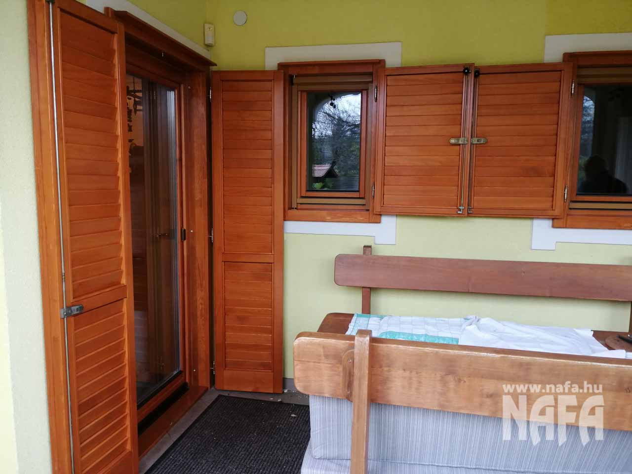 Erkélyajtó zsalugáterrel mobil rovarhálóval