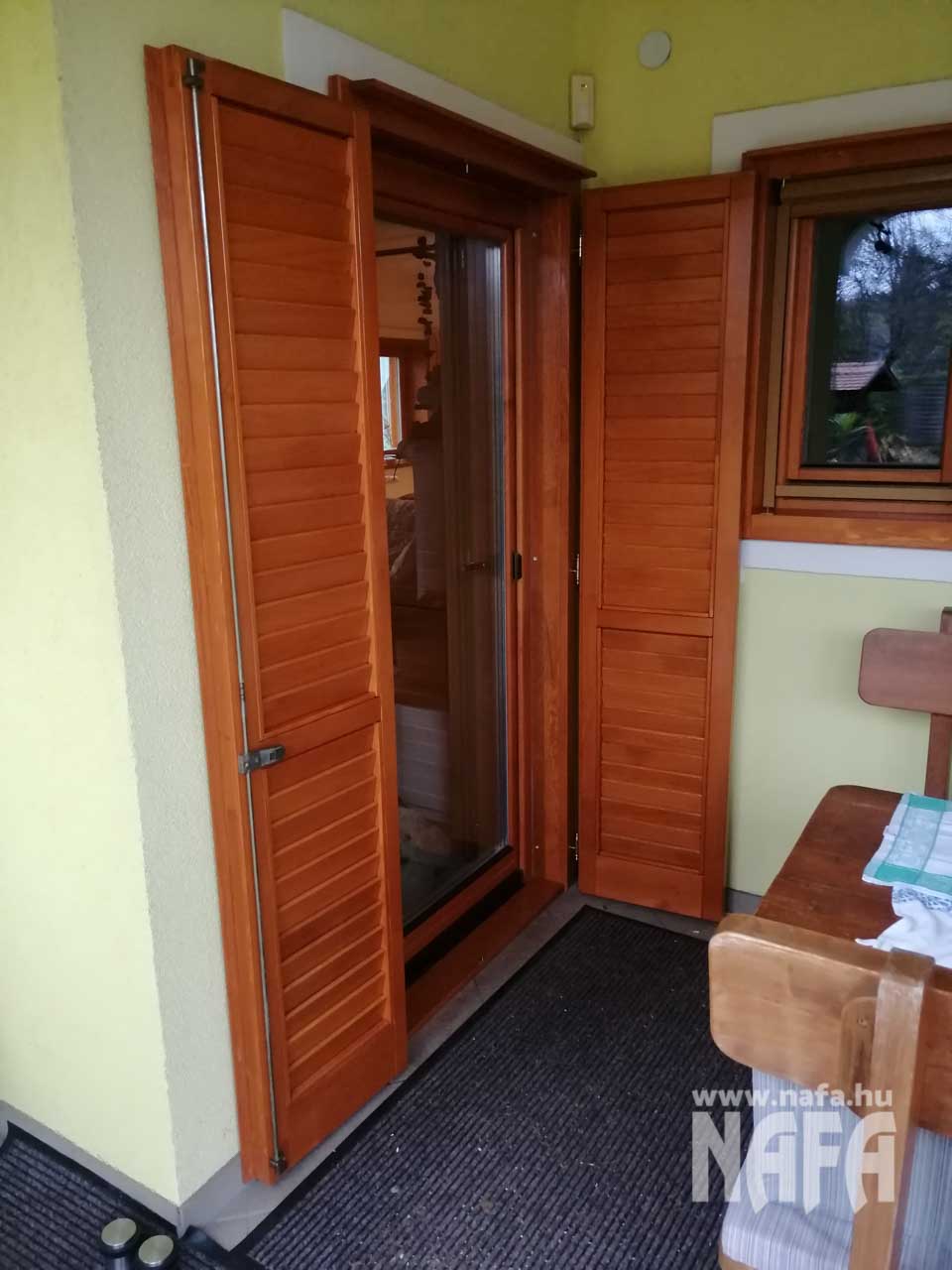 Zsalugáter és 3 rétegű üveges erkélyajtó