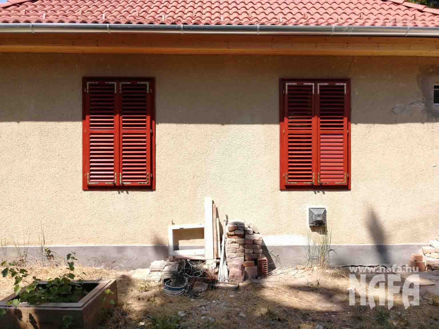 Balatonfenyves hétvégiház vörös zsalugáter