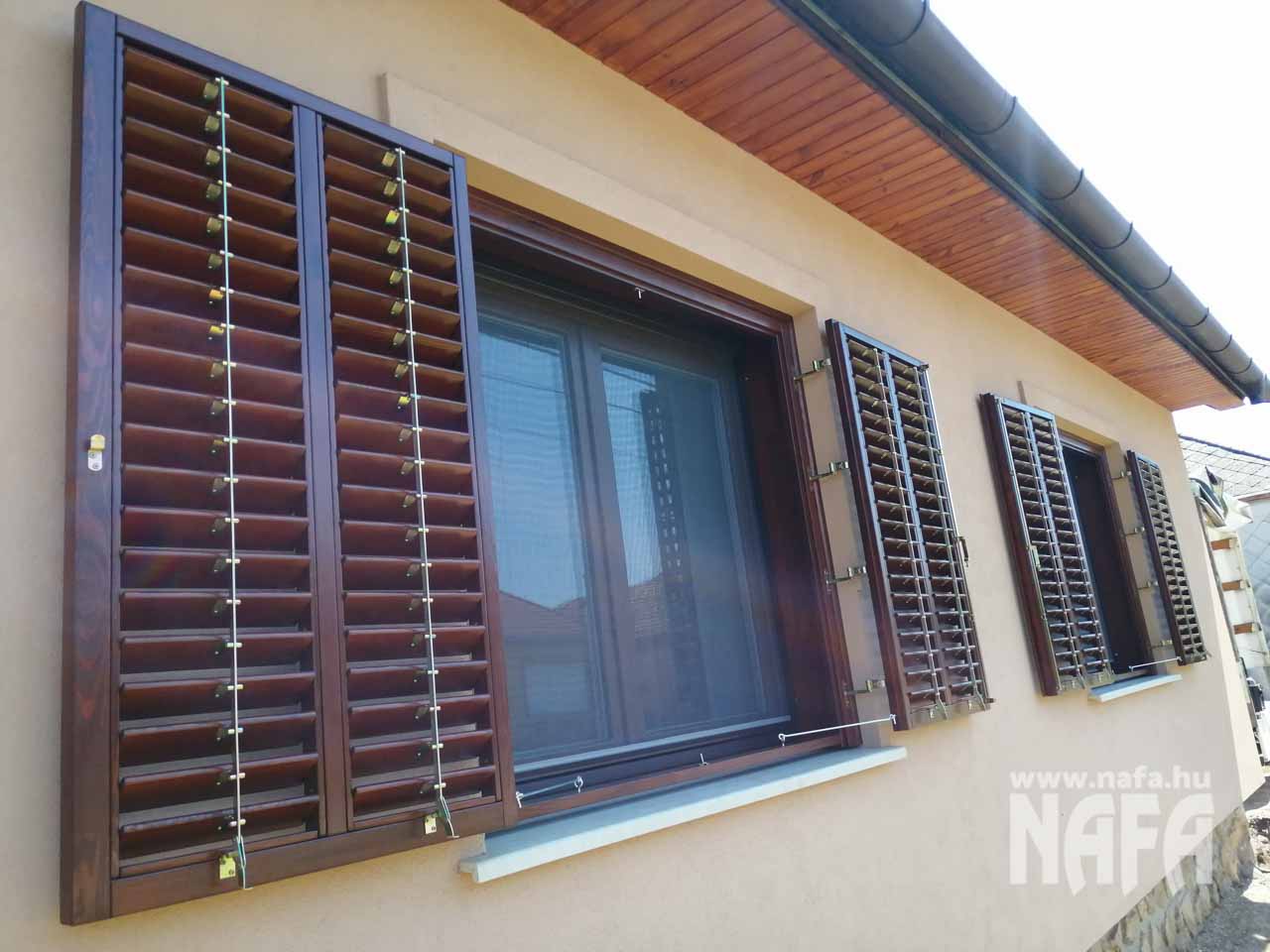 Fertőszentmiklós kétszárnyú zsalugáterek utólag felszerelve