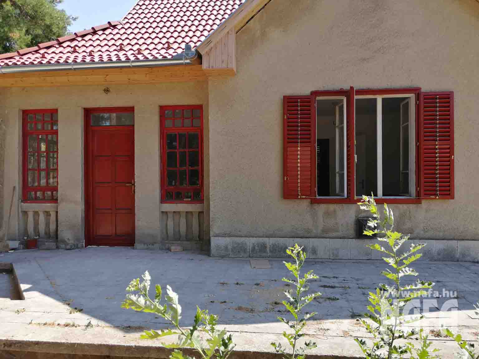Hétvégi ház 3 részes zsalugáter egy hétvégi házon